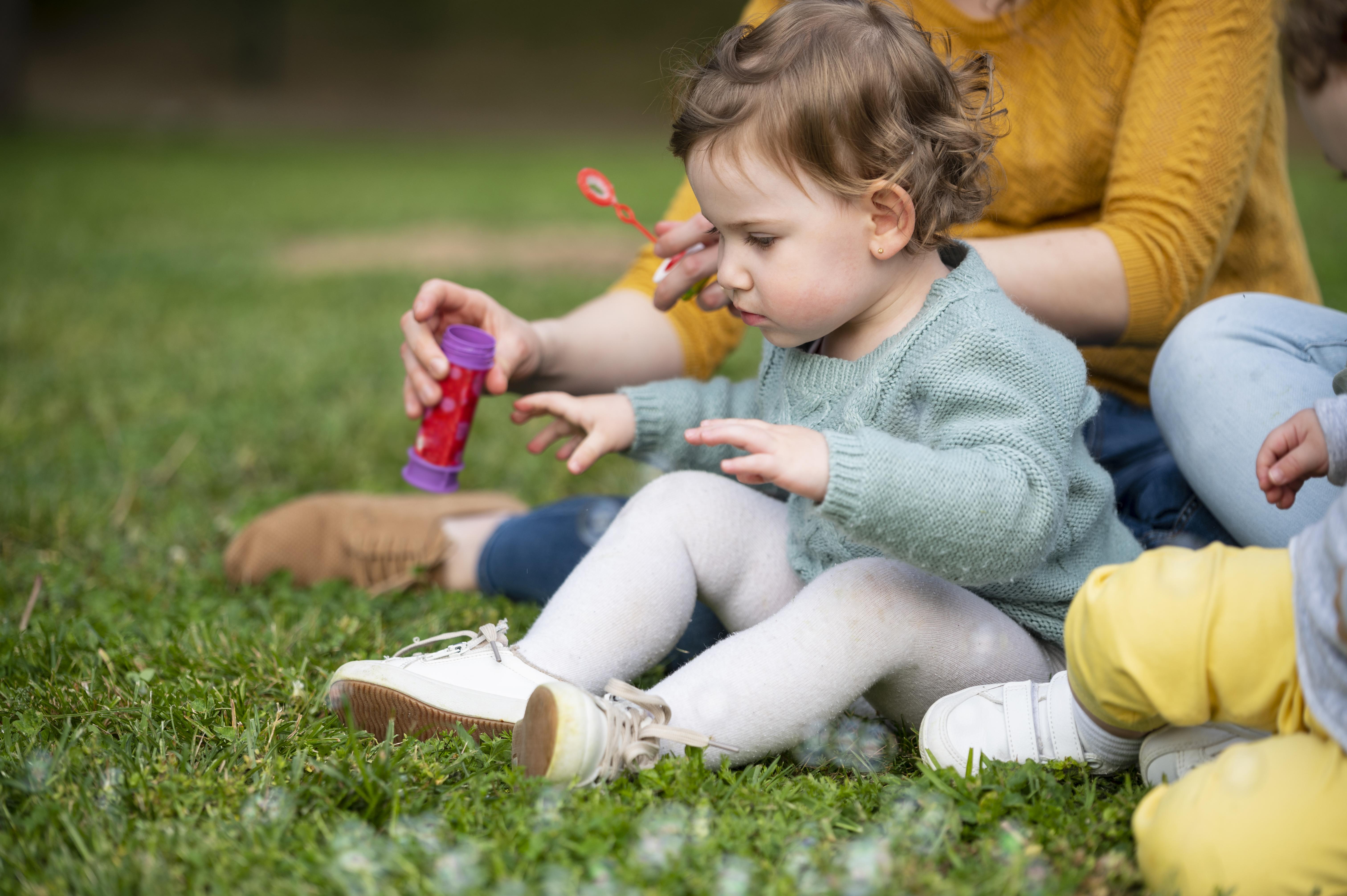 Activités de printemps en crèche : 5 idées pour éveiller les tout-petits
